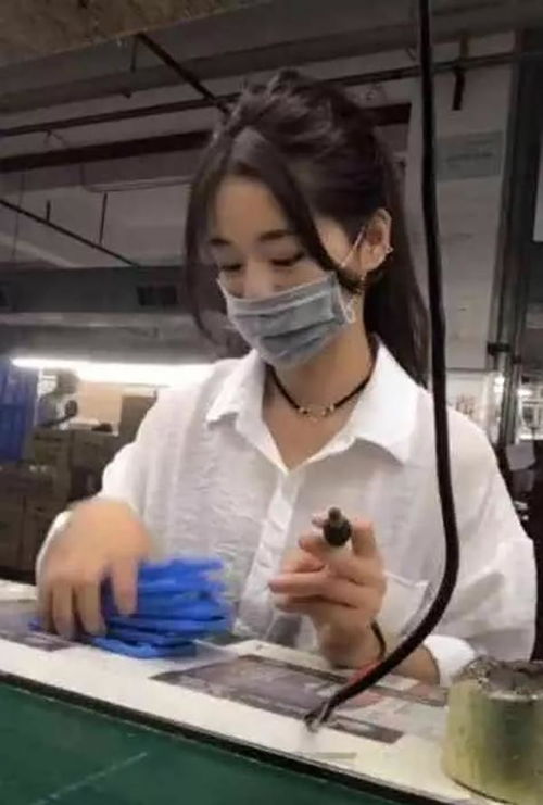  流水线厂花爆红抖音,她回头的那一刻,网友放下电烙铁,我养你