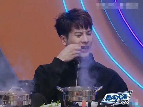  王嘉尔嘴瓢现场,何老师都捏一把汗,嗑瓜子磕出表情包太可了