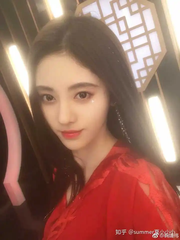  表情鞠婧祎悄悄从土瘪少女变成了洋气时髦脸,她的脸动了哪里知乎表情