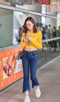  重庆街拍,减龄必备的时尚单品,怎么搭配更能展现时尚女性潮流