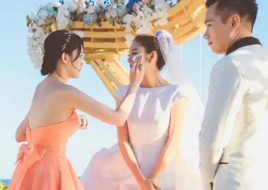  婚礼上抢捧花,女明星一个比一个兴奋,王凯董子健的表情好尴尬