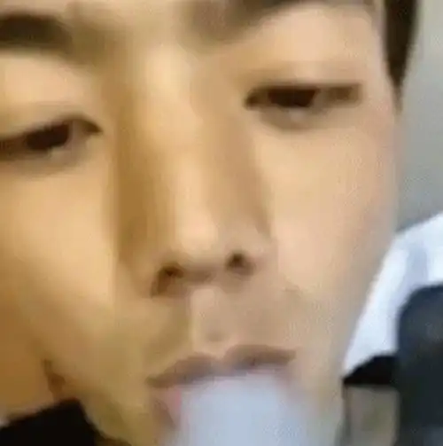  丁真抽烟被批不再纯真,粉丝心疼到哭泣,官媒表态称丁真可能昙花一现