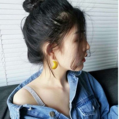 女头手拿枫叶头像剪断