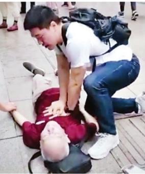  老人街头倒地武大医学博士生摘口罩做人工呼吸引围观