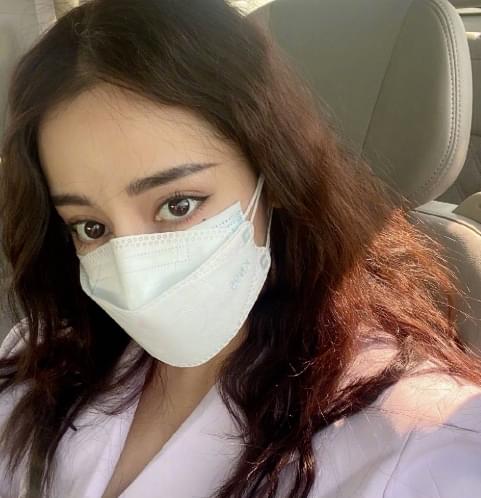  热巴真调皮,解锁自拍要粉丝喊口号,看到评论区简直可爱死了