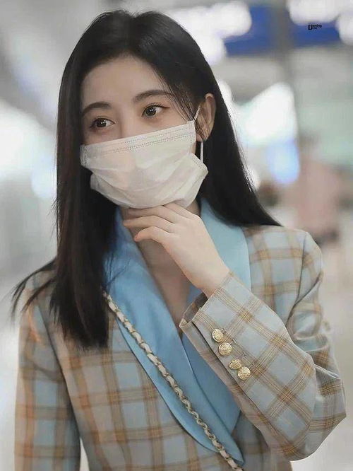  她在镜头前后的吃相不一样