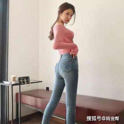  街拍磨白破洞牛仔裤,凸显纤长双腿,又飒又美