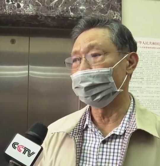  钟南山被央视记者拦住采访网友却死盯着钟老的口罩