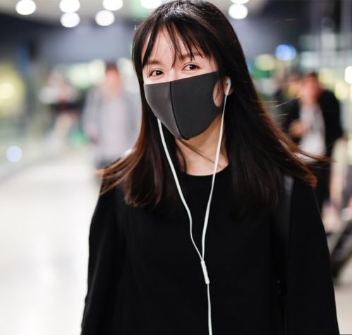  娄艺潇一人现身机场一路听歌玩手机空气刘海少女感足