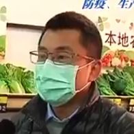  戴着口罩到田间防疫春耕两不误