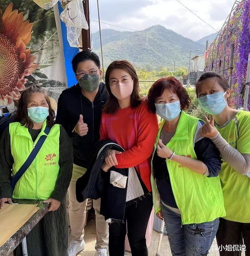  霍启刚夫妇带女儿游玩,郭晶晶臂力惊人单手抱娃,俩千金长得像爹