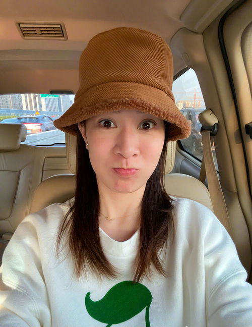  延禧攻略里演腹黑娴妃,今却调皮晒表情包,佘诗曼绒帽好可爱
