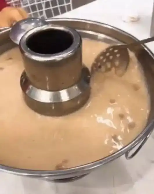  这家火锅店用奶茶当底料,看上去像粉底液,味道还挺好吃