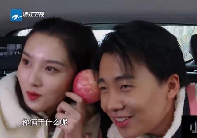  郑恺郭麒麟同桌喝酒时,宋祖儿一脸娇羞的初恋表情,清纯又可爱