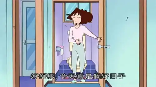  蜡笔小新美冴着急收衣服,不料意外把腰给扭了,真惨