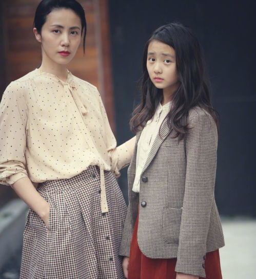  孙莉晒女儿圣诞装扮照片,化妆带耳环,网友却说对孩子不好