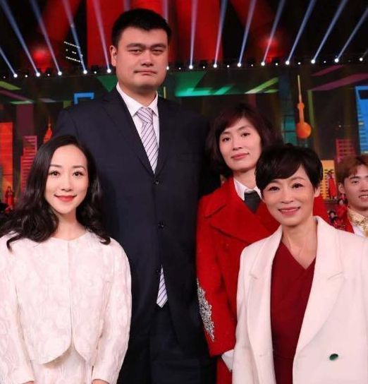  谁合影谁尴尬,2.26姚明只能仰视,只有她能让姚明蹲下配合