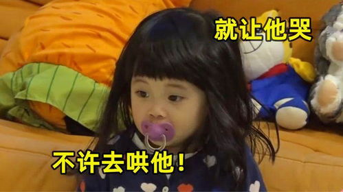  快快不让弟弟看电视,竟拿手掰阳阳的头,可把梅婷给吓坏了