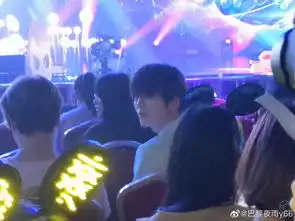  组图迷弟赵品霖排队看郑爽生日会被现场粉丝围观表情羞涩