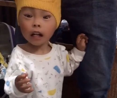  老爸后爹式为娃脱衣服,宝妈无法淡定有一种疼叫看着都疼