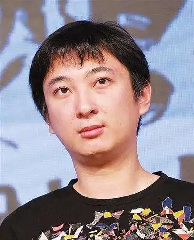  王思聪事业失意后罕现身装扮低调被夸随和,理发还有两美女陪同