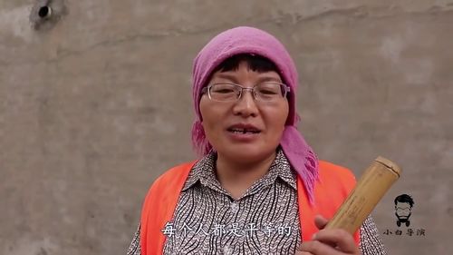  短剧小伙找环卫工问路,环卫工却要收100块钱,看完值得深思