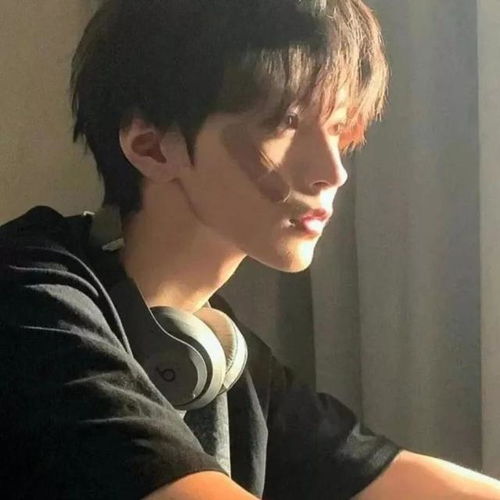  氛围感男头分享想你在人声鼎沸时