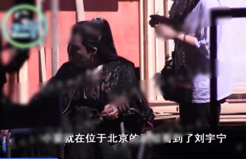  刘宇宁在片场抽烟人设崩塌网友怒批让人吸二手烟,曾自曝已戒烟