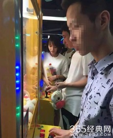  不愧是国民老公王思聪劳动节为三美女抓娃娃