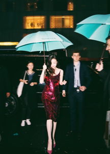  倪妮发型凌乱,腰上还绑了一个白毛巾,网友却说是高冷女神