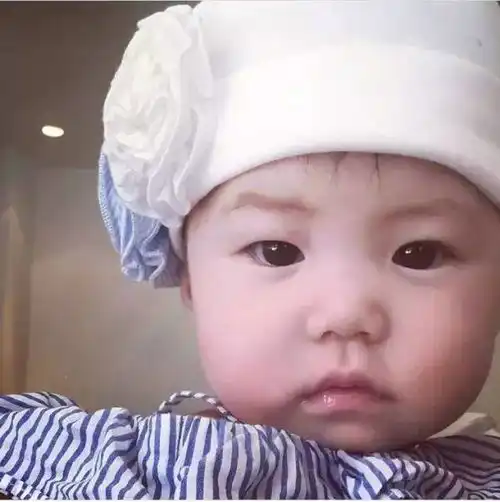 陈冠希秀出女儿正脸照,长相个性像足秦舒培