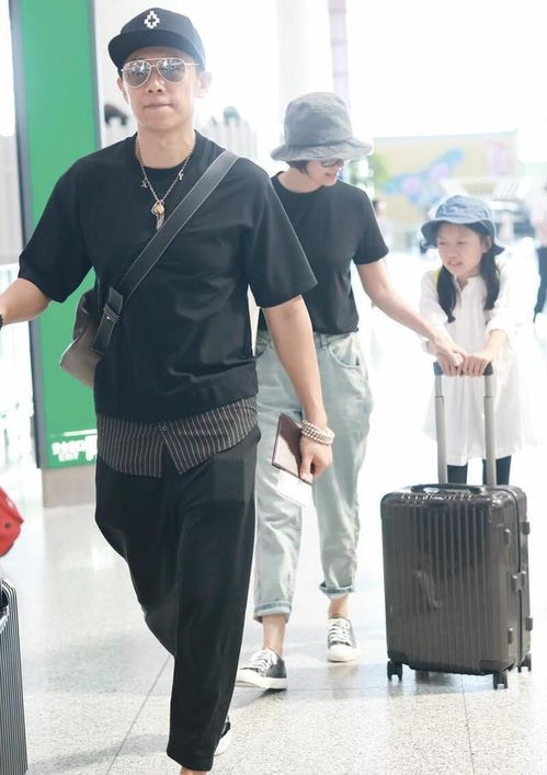  生活中的袁泉很低调,和女儿都是穿地摊货,走在机场完全认不出