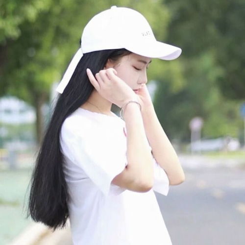  白衣棒球帽清秀妹子