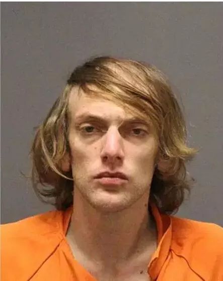  半夜衣橱里窸窣作响,衣服接连莫名消失,还以为房子闹鬼呢,没想到居然maggie
