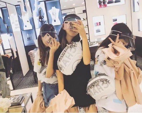  同母不同命,王菲的两个女儿,一个逛街花10万,一个自力更生