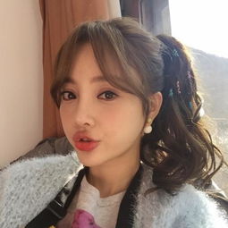  李小璐晒跳舞照片,甜馨玩手机意外抢镜,网友希望孩子不被牵连