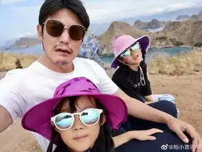  陆毅鲍蕾一家四口旅行,贝儿和妹妹身穿姐妹装搞怪卖萌
