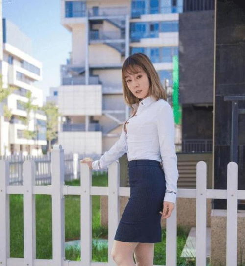  街拍职业装的美女,呈现职业女性的美丽多姿