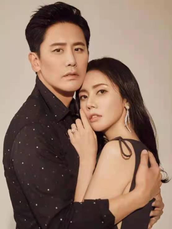  于晓光与美女深夜亲密搂抱,男方与秋瓷炫已一年没互动