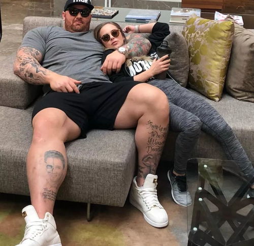  2米06的强壮铁汉和1米57的娇小女友结婚肌肉男秀恩爱果然......