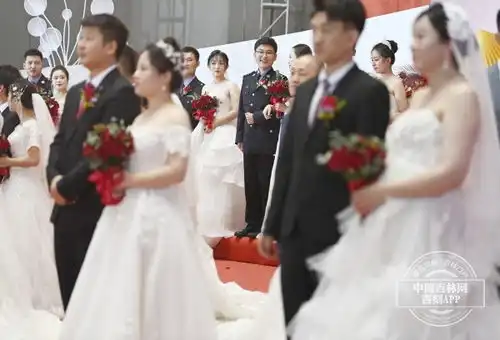  20对最美逆行者在长春世界雕塑公园举办集体婚礼