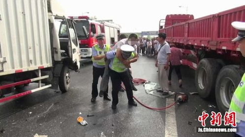  货车驾驶员被困驾驶室交警将伤者背出