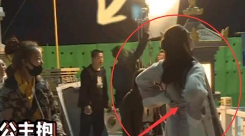  程潇周洁琼谁更重同是公主抱,看陈飞宇的表情全明白了