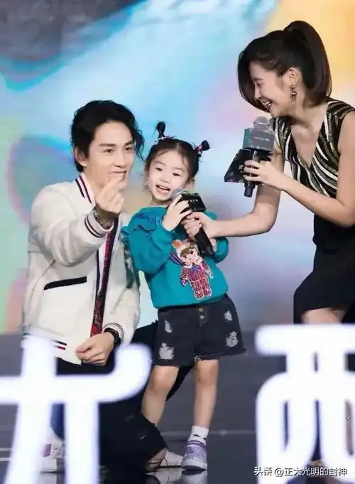  戚薇女儿小时候像妈妈,现在长大了像爸爸了,不过还是很漂亮的