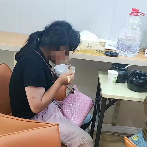 浙江女子带女儿去找工作,1个多月都没有找到,被好心老板收留了