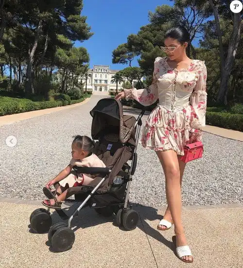  凯莉詹娜又砸3万婴儿车宠娃,2岁女儿问,是铂金包吗