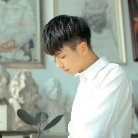  阳光帅气男生微信头像,穿着白色衬衫的更是帅气