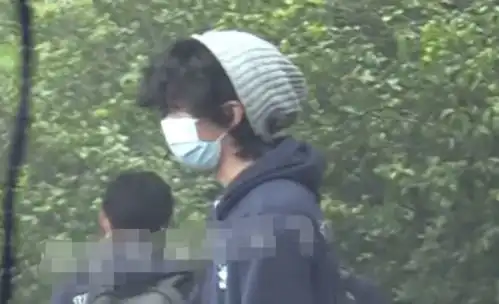  张柏芝儿子顶鸟窝发型放学13岁身高惊人,壮汉保镖拎包护送