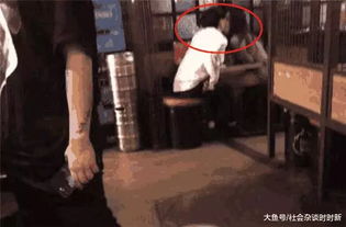 两女一男同行吃饭,女友上厕所,男子趁机亲吻闺蜜
