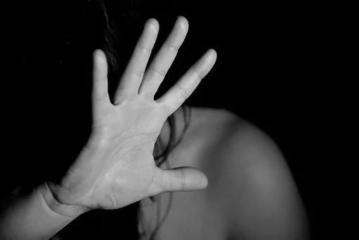  大事件男子不戴口罩跑步被打女子隔离期间提分手被杀男子假装护士外出被起诉